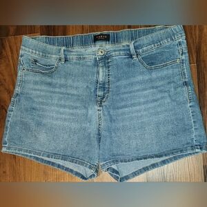 Womens Sz 14 Curve Appeal Denim Shorts w Slight Stretch in Waist, Gently Worn